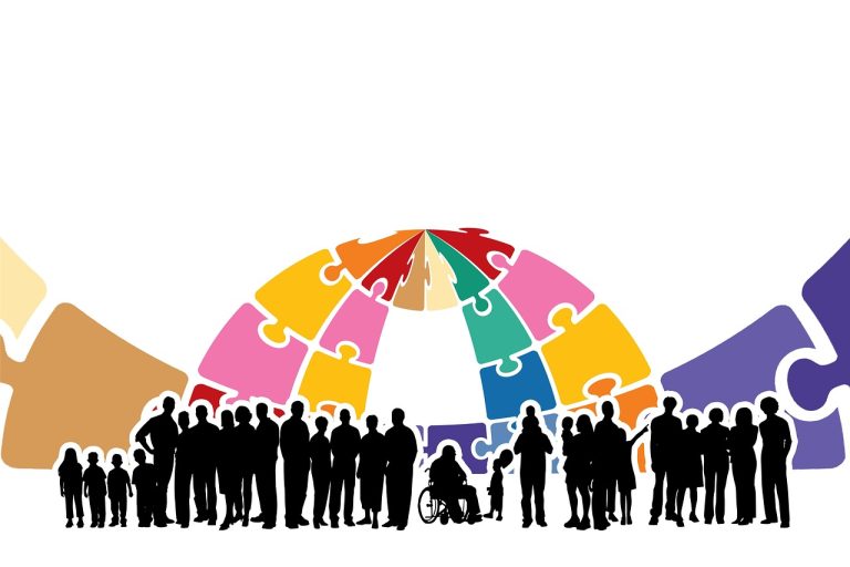 사회조직 리더가 팀원들과 함께 회의하는 모습