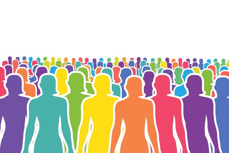 사회조직 재정 보고서와 계산기가 놓인 책상